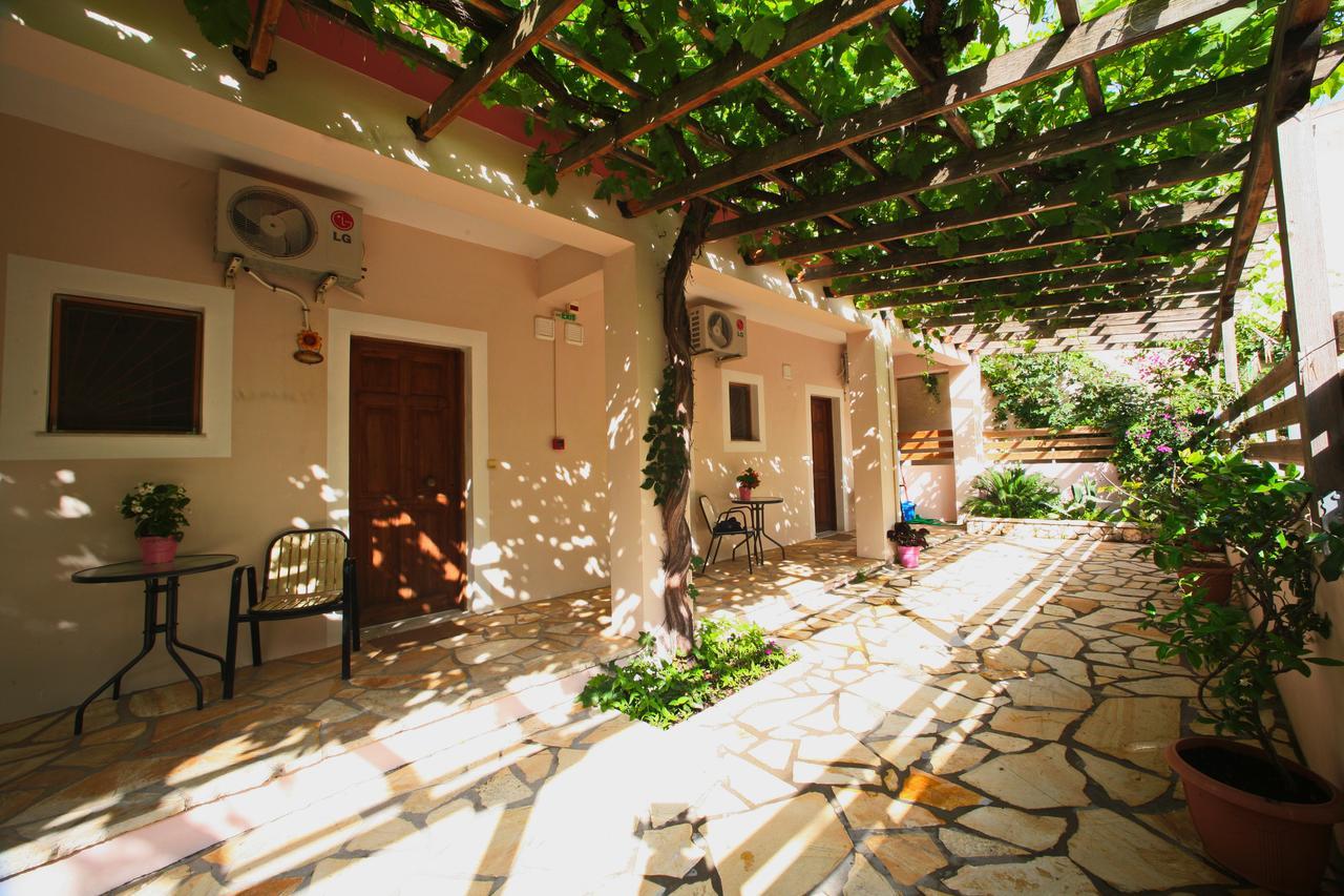ניקיאנה Christianna Studios מראה חיצוני תמונה